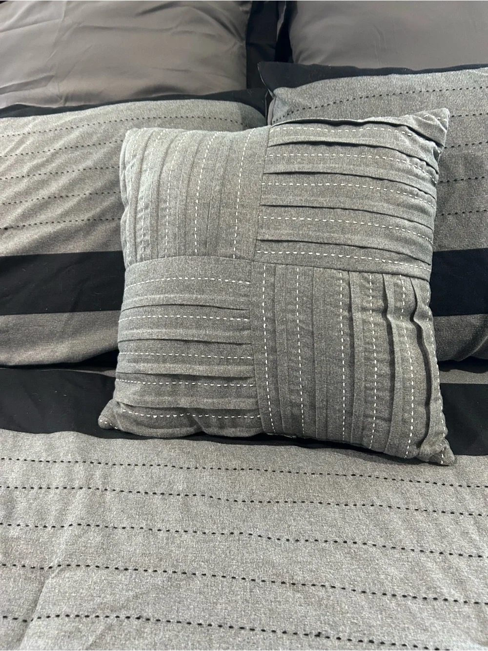 Queen Comforter Set – Black & Gray Bedding Set with Pillow Shams & Throw Pillow